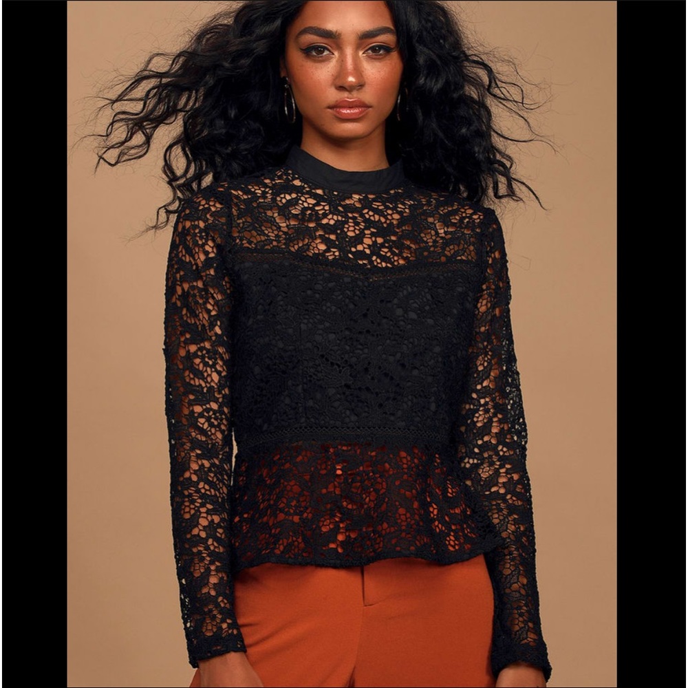 LOVELY LACE TOP NWT